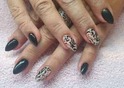 Gel-Nägel mit Nail Art